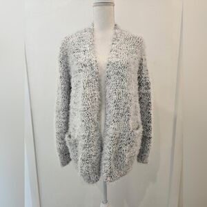 Peyton Primrose Women's Gray/White Soft Fuzzy Eyelash Cardigan. Size Small.